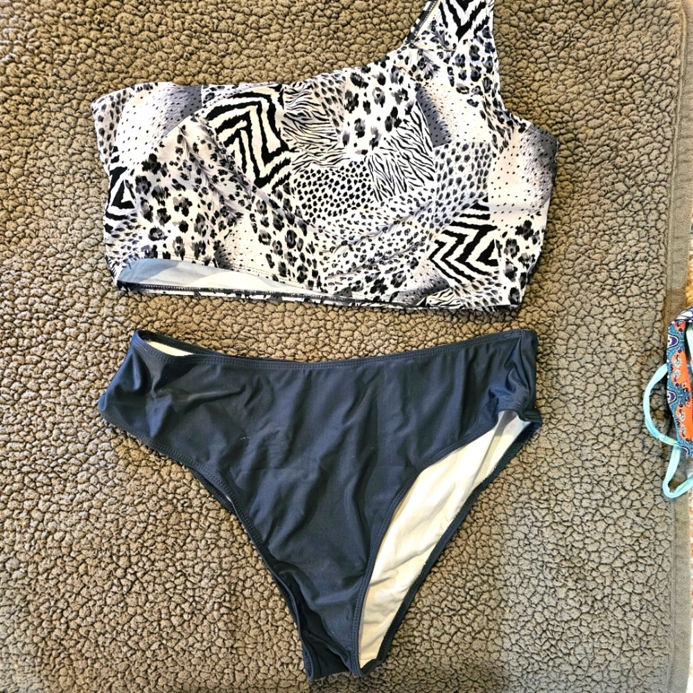 Unlisted Black and White Geometric Bikini  NWOT